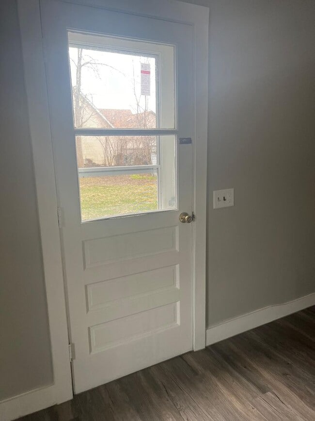 Building Photo - FOR RENT: Recently renovated home in Neenah!