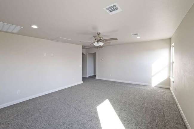 Building Photo - 7629 Woodford Ave
