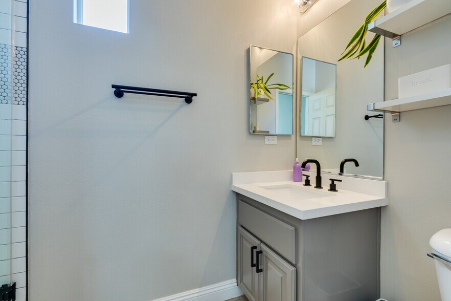 Building Photo - 65 Teahouse St