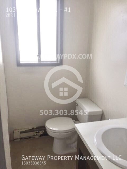 Building Photo - 1031 NE Cowls St