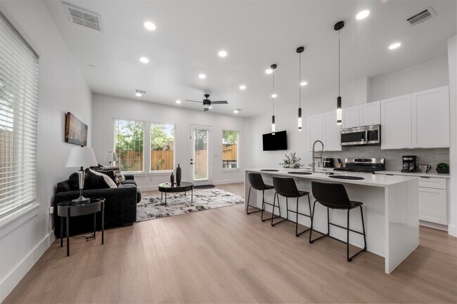 Building Photo - 6815 Paris St