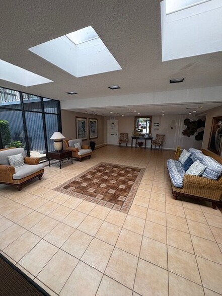 Building Photo - 3558 Shore Dr