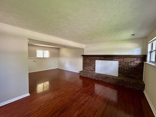 Building Photo - Welcome Home to This Beautifully Maintained Tri-Level Gem!