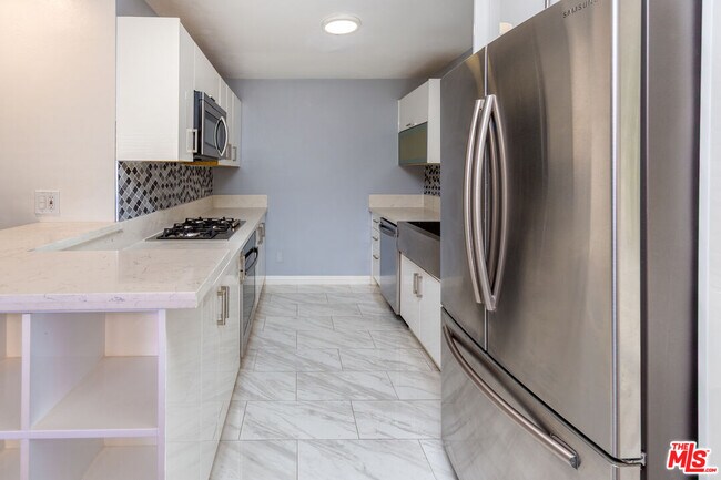 Building Photo - 5848 Hazeltine Ave