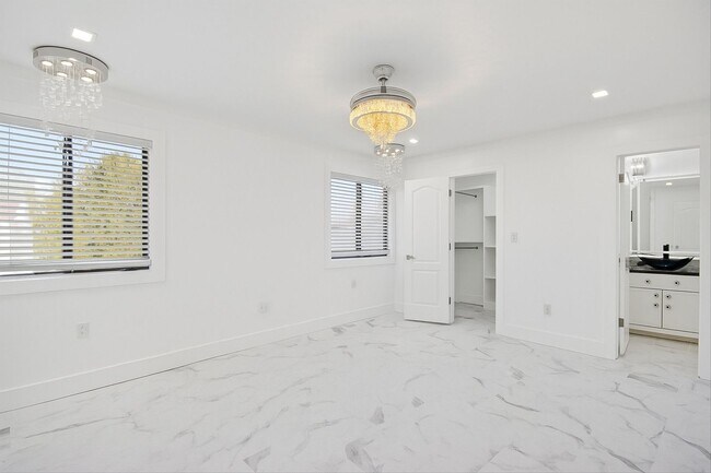 Building Photo - $200 RENT CREDIT | AVAILABLE NOW!