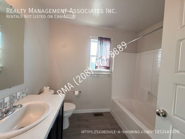 Building Photo - 6059 N Silver Spruce Ave