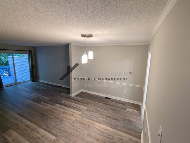 Building Photo - 4 Willow Bridge Dr