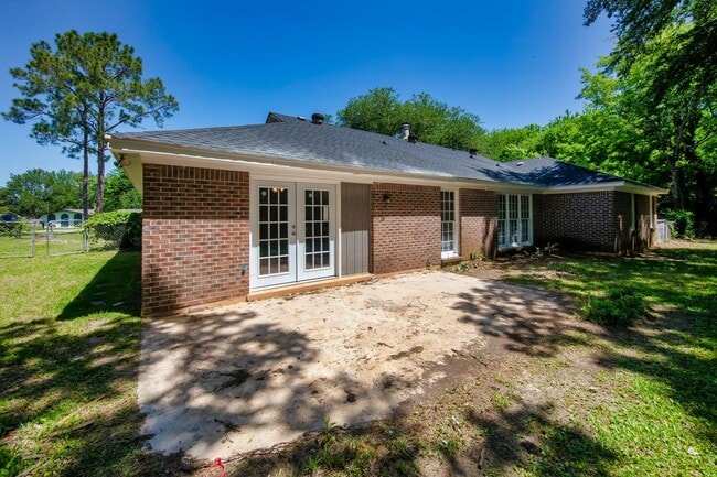 Building Photo - ** 4 Bed 2 Bath located in Ridgefield **Call 334-366-9198 to schedule a self tour