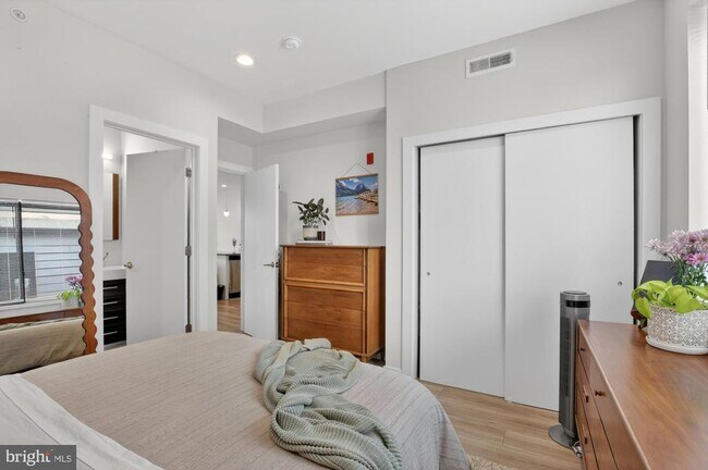 Building Photo - 381 Martin St
