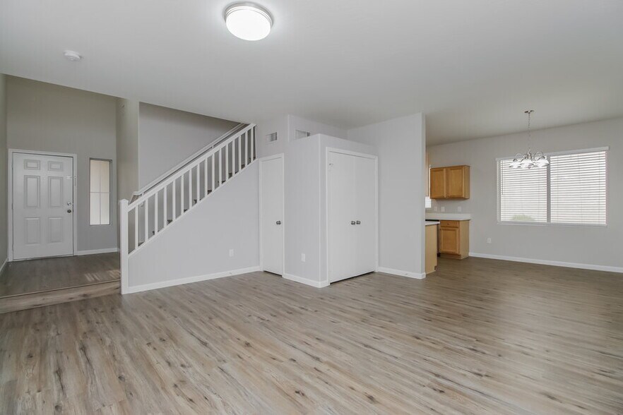 Building Photo - 8739 E Lindner Ave