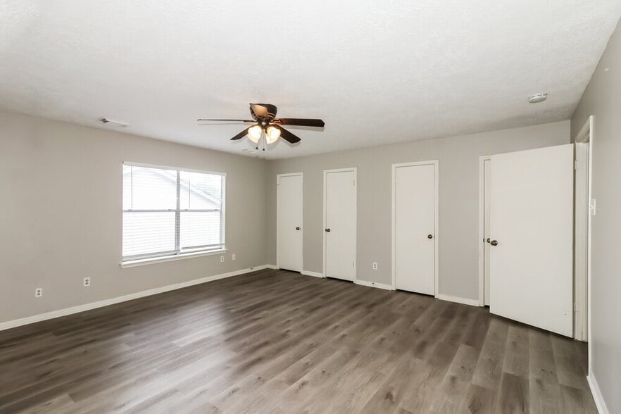 Building Photo - 4635 Linden Pl