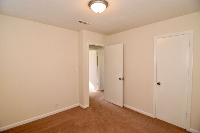 Building Photo - 3 Bed/1.5 Bath home off Meadowbrook Drive ...