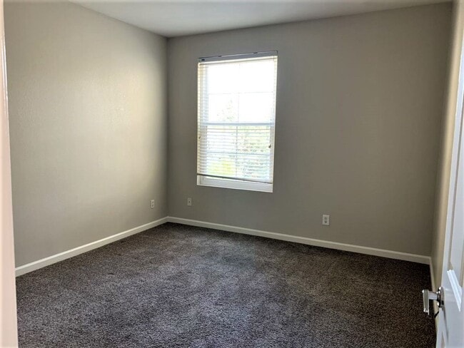 Building Photo - Sabre Springs Top Floor Condo with Carport