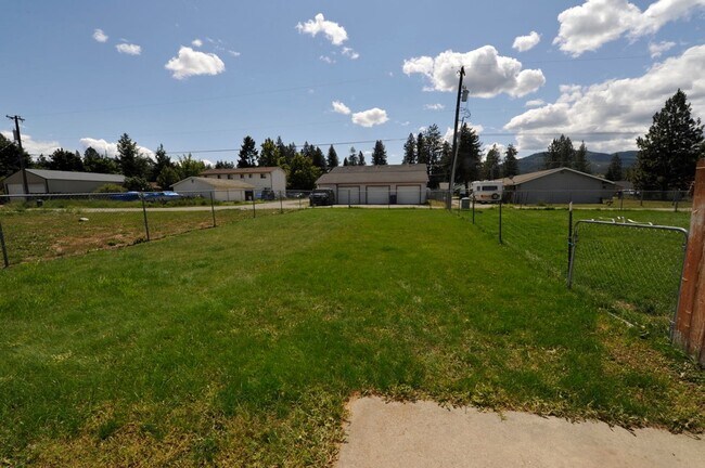 Building Photo - 3 bed 2 bath townhome