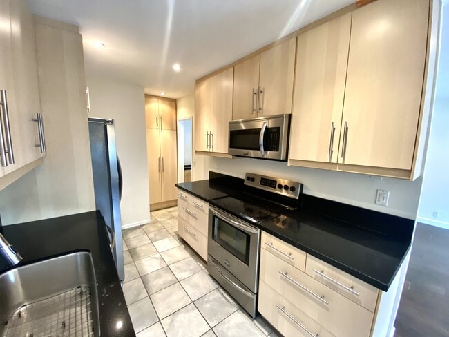 Building Photo - 1250 Kings Rd