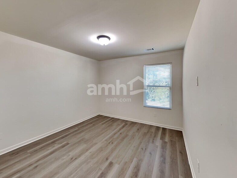 Building Photo - 4025 Clay Ct SE