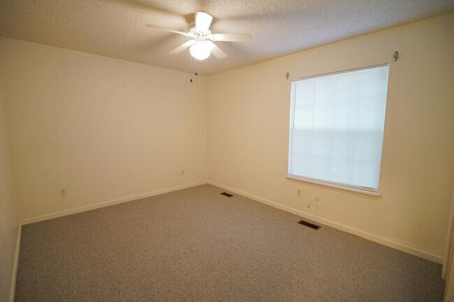 Building Photo - 2335 Parrot Ln