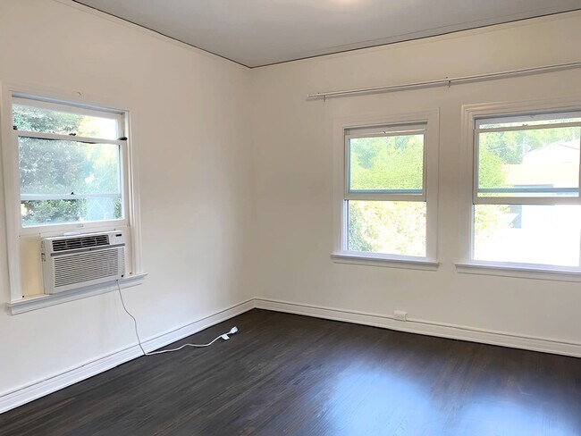 Building Photo - 920 N Hoover St