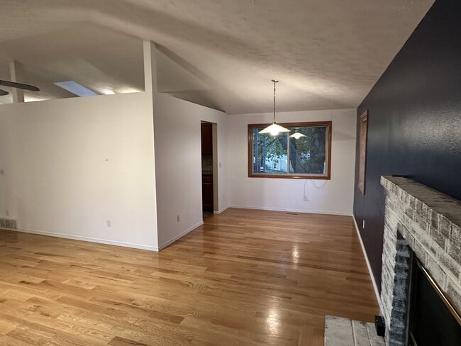 Building Photo - 9206 N Londale Dr