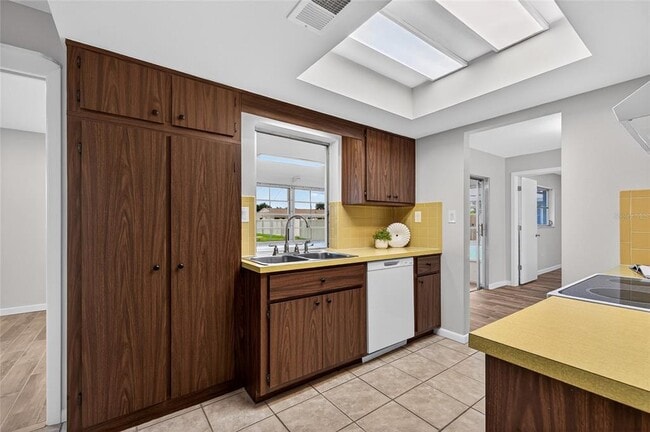 Building Photo - 430 Sunnyside Dr