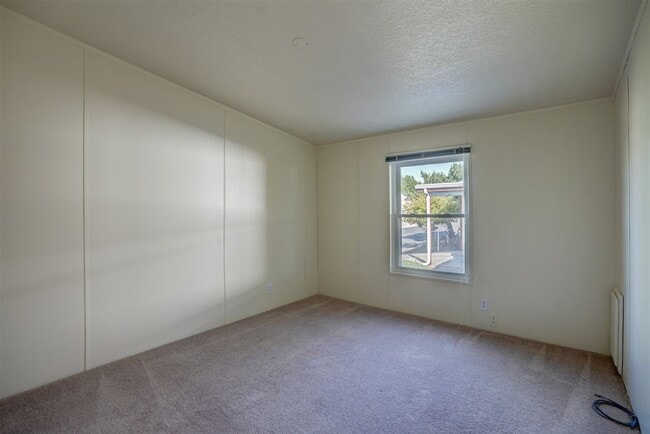 Building Photo - 3 bedroom, 2 bathroom home in 55+ Community of The Villages at Lynx Creek