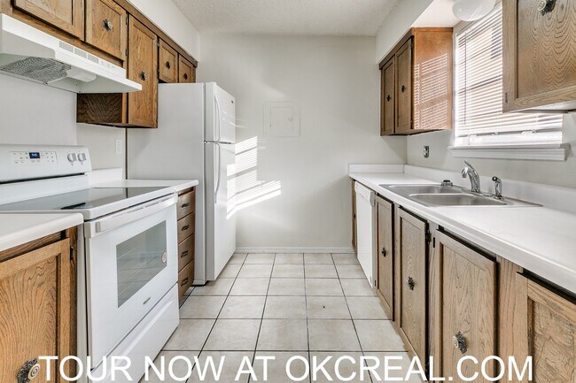 Building Photo - 1207 Lakecrest Dr