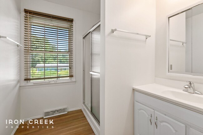 Building Photo - Beautiful Two-Bedroom with Fenced Yard in ...