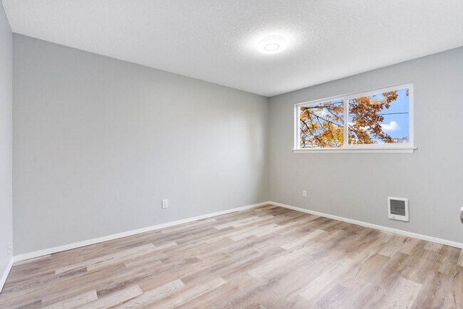 Building Photo - Charming, newly renovated West Linn apartment