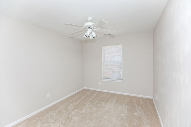 Building Photo - Bright 2BR/2BA Condo with Skylights & Patio