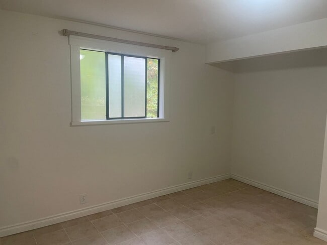 Building Photo - Nicely Maintained Clinton Home with Upgrades and Fenced Yard!