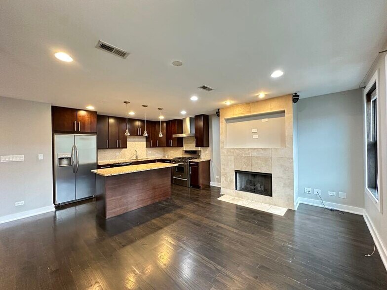 Building Photo - 907 N Damen Ave