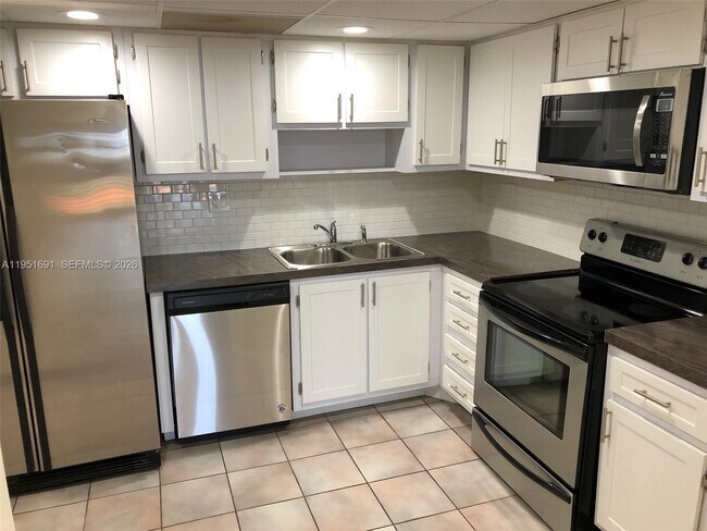 Building Photo - 20840 San Simeon Way