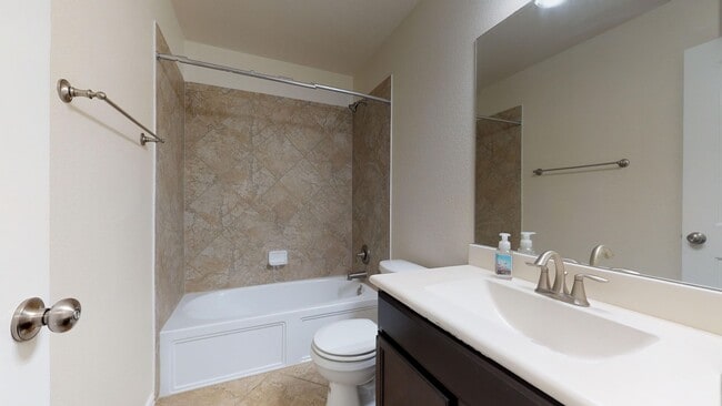 Building Photo - AMAZING 4 BEDROOM IN WHITE ROCK ESTATES FR...