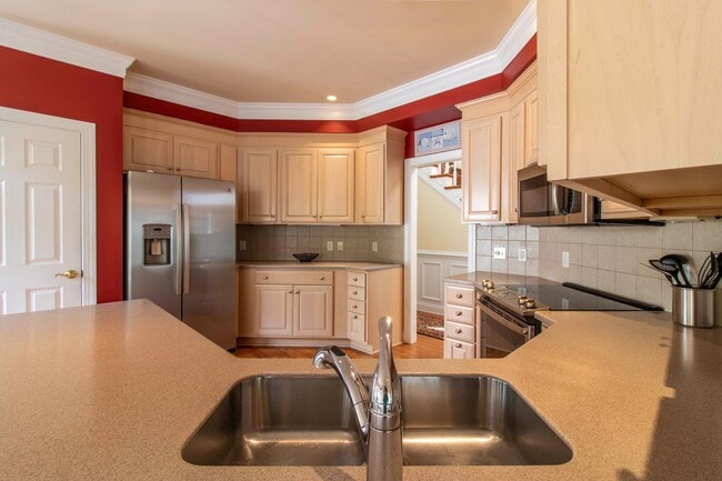 Building Photo - SHORT TERM - FURNISHED OR UNFURNISHED - SINGLE FAMILY - RBYCC