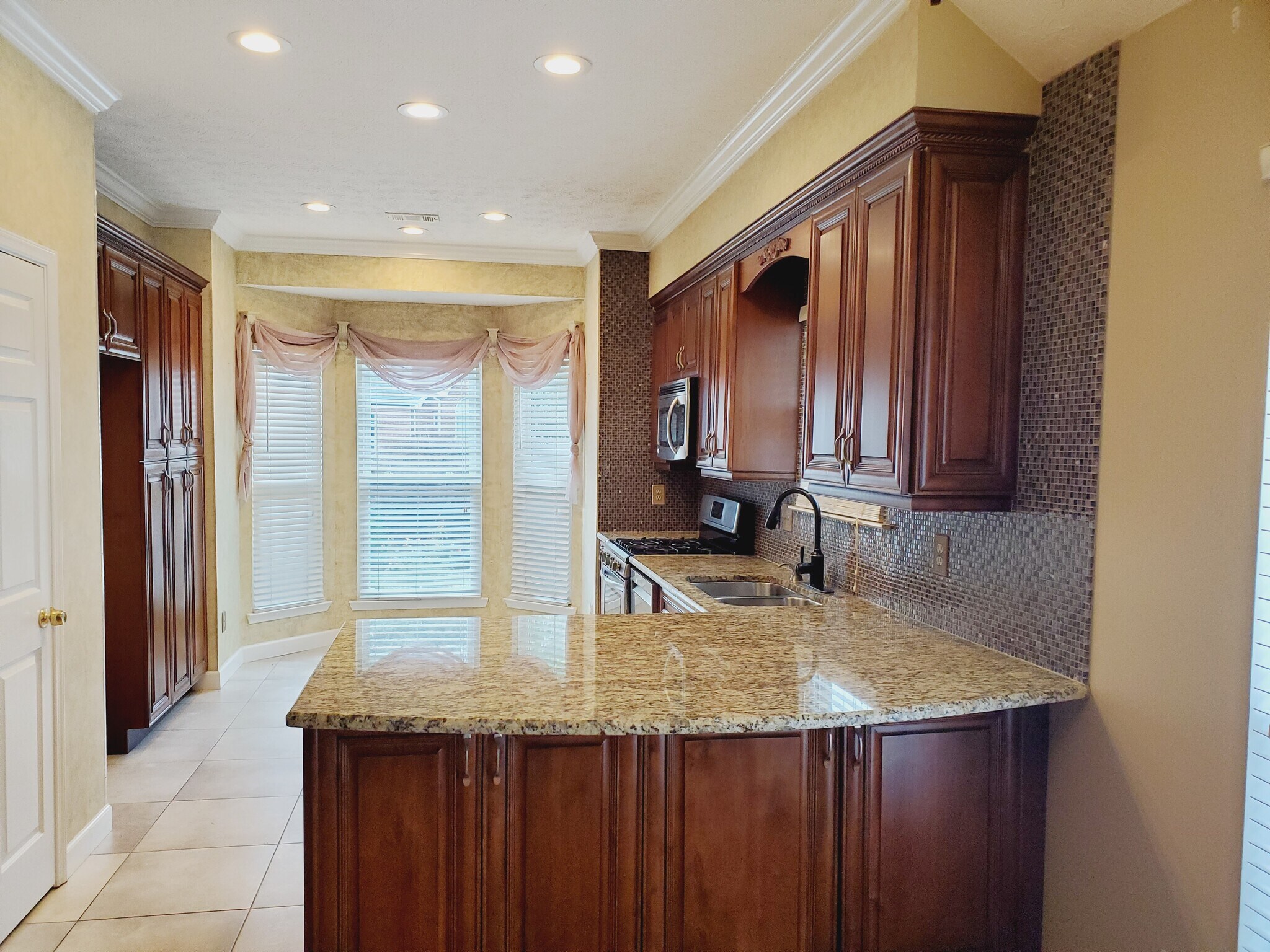 Building Photo - 8900 S Somerset Ln