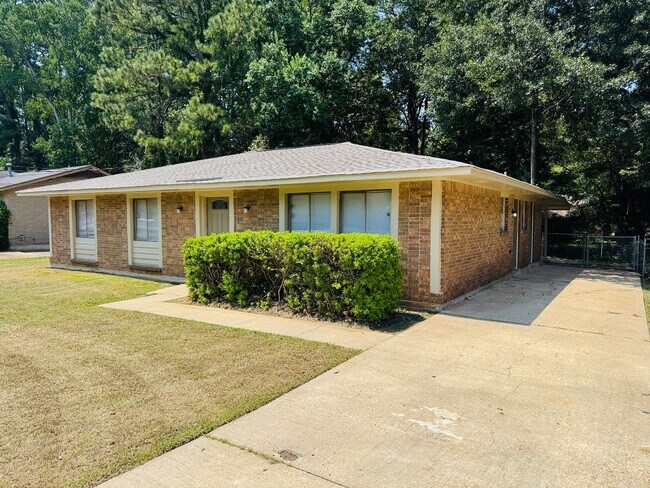 Building Photo - Cozy Meets Spacious: 4BR/2BA with Bonus Den & Patio