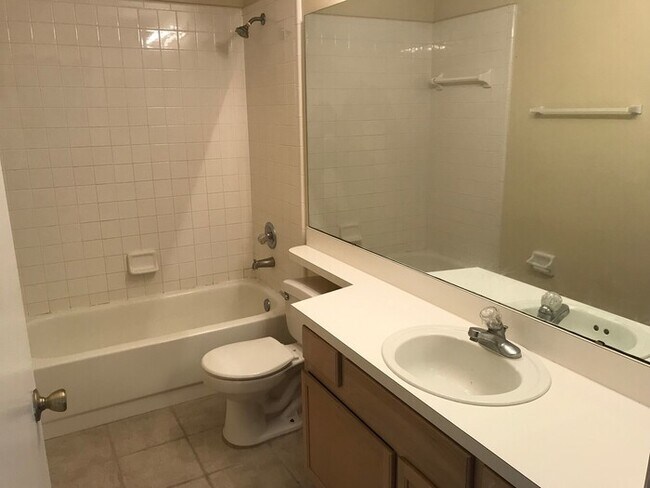 Building Photo - Don’t miss this beautiful 3-bedroom, 2-bat...