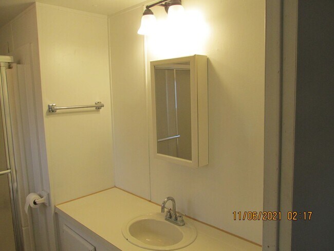 Building Photo - Country Living !  Huge lot !  3 bedroom an...