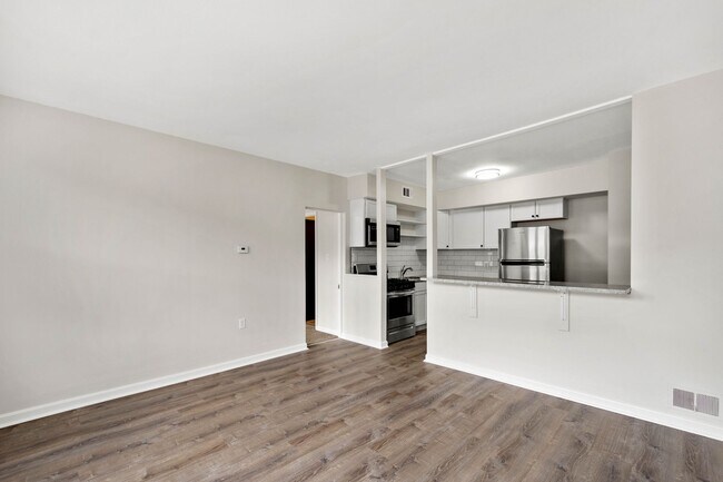 Building Photo - 644-650 Center Ave.