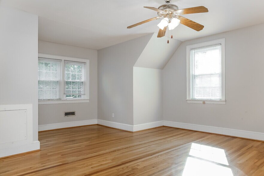 Building Photo - 305 S Mulberry St
