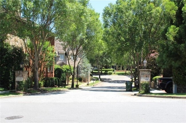 Building Photo - 704 Longleaf Dr NE