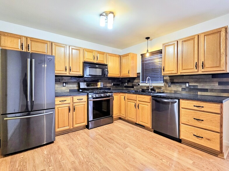 Building Photo - 688 Rockwood Dr