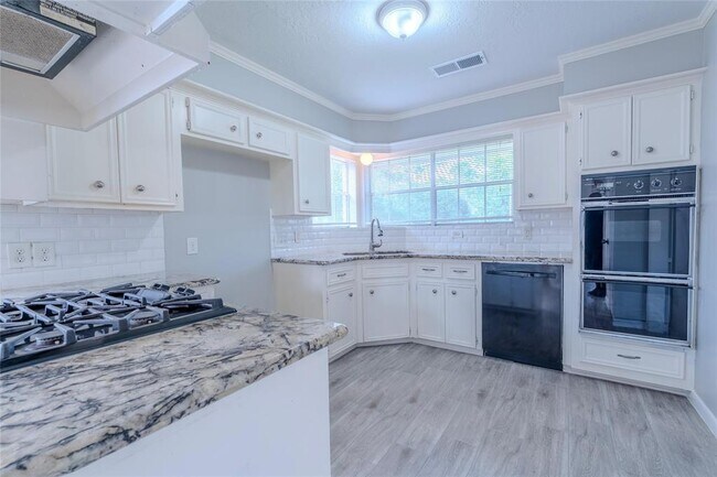 Building Photo - 16227 Southampton Dr