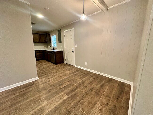 Building Photo - 135 Maple St