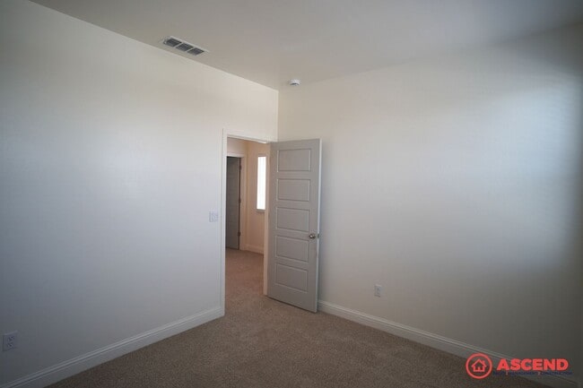 Building Photo - 4 Bedroom House in Gossamer Grove!