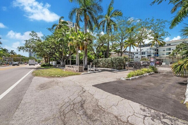 Building Photo - 2539 S Bayshore Dr