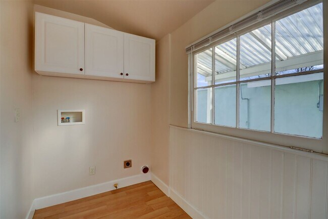 Building Photo - 313 N Mt Vernon Ave