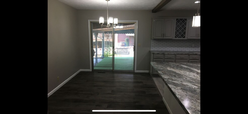 Building Photo - 4905 Cresthaven Dr