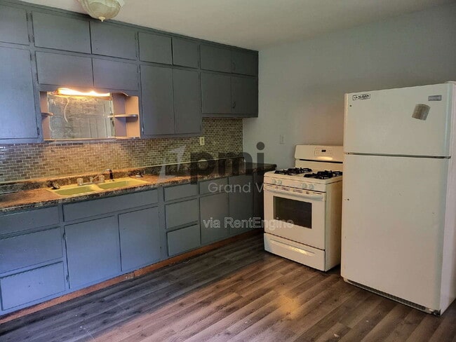 Building Photo - 1425 S Fairview Ave