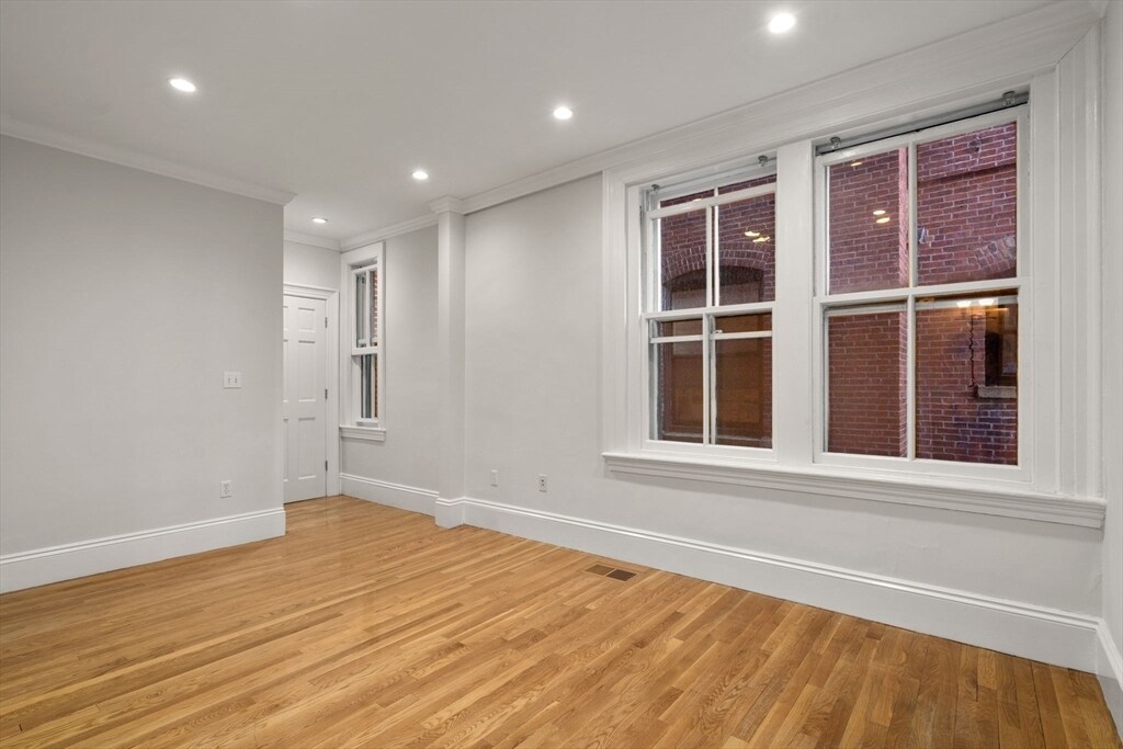 Building Photo - 244 Beacon St